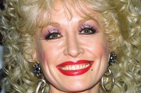 “She Made Her Home Look As Poor As Her Childhood Home Used To Be”: Why Doesn’t Dolly Parton’s Home Light Or Running Water?