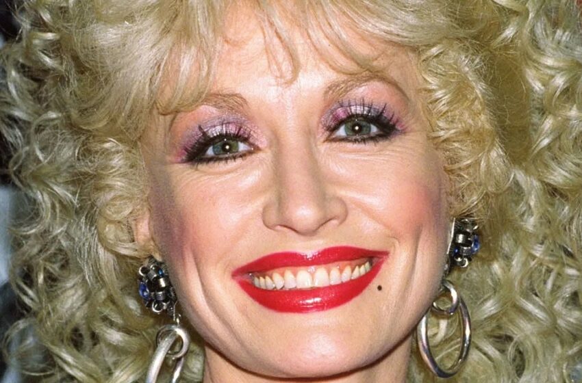  “She Made Her Home Look As Poor As Her Childhood Home Used To Be”: Why Doesn’t Dolly Parton’s Home Light Or Running Water?