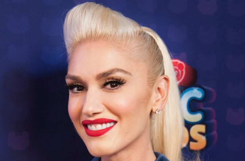  The Spicy Debate Of “Cowgirl” Look: Gwen Stefani Appeared In A Dark-Blue Jumpsuit With A Provocative Neckline!