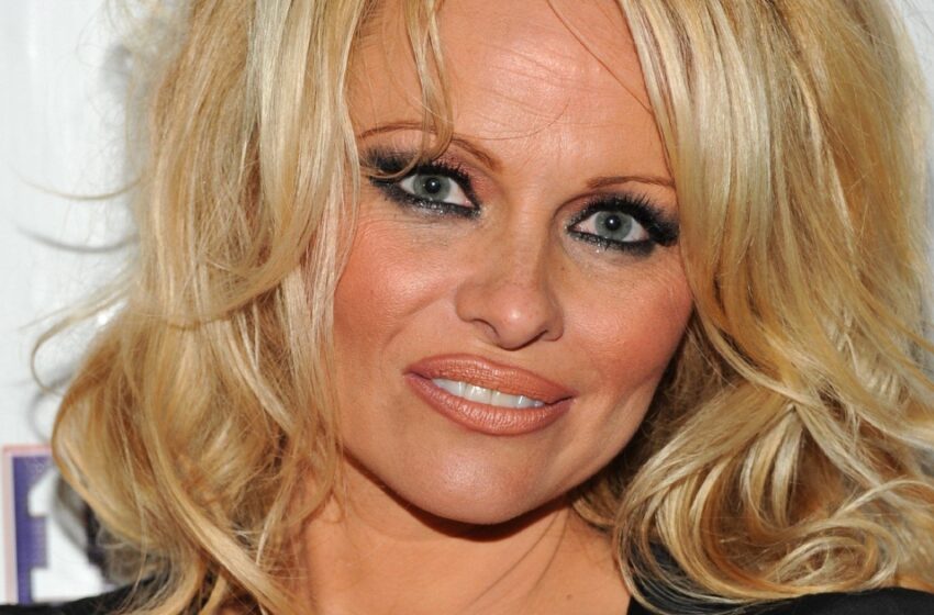  “I Dare To Challenge Beauty!”: 56-Year-Old Pamela Anderson Talked About Her Spicy Bikini Photos!