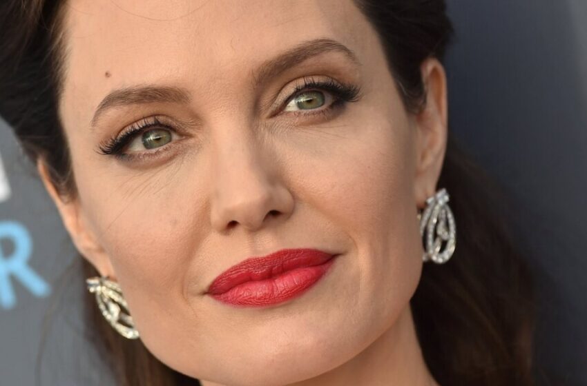  Uncanny Resemblance Of “Mom And Daughter”: Angelina Jolie Shared A Rare Archival Photo With Her Mother 15 Years After Her Death!