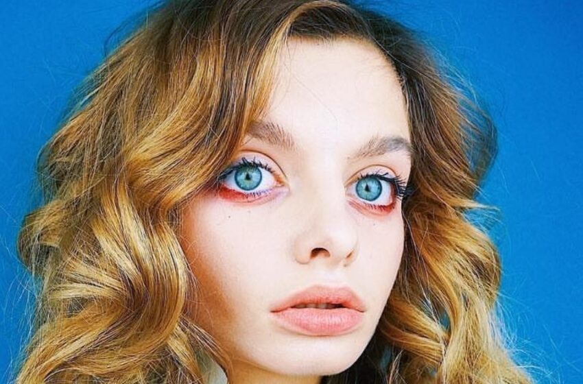  “Big Blue Eyes And Plump Lips”: A Unique Ukrainian Girl’s Photos Are Spreading All Over The Net!