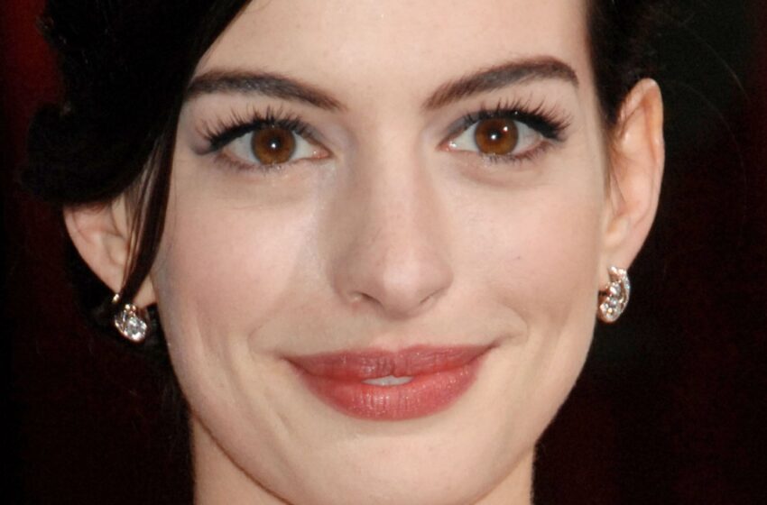  “Look What I Am Like In The Evenings”: Anne Hathaway Posed For The Gloss In Provocative Outfits!