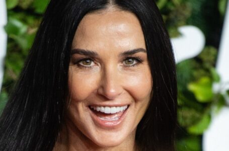 “As Brazen As She Can Be”: 61-Year-Old Demi Moore Appeared In A “Naked” Dress At The Fashion Exhibition!
