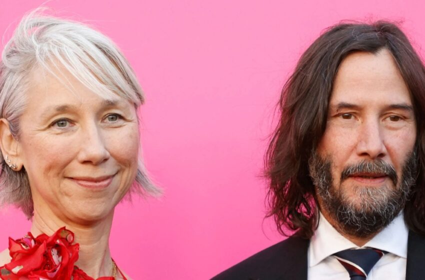  Keanu Reeve’s 54-Year-Old Girlfriend Attended the MOCA Gala Wearing a Teal Cut-Out Dress: Did It Suit Her Well Or Did She Look a Little Childish In It