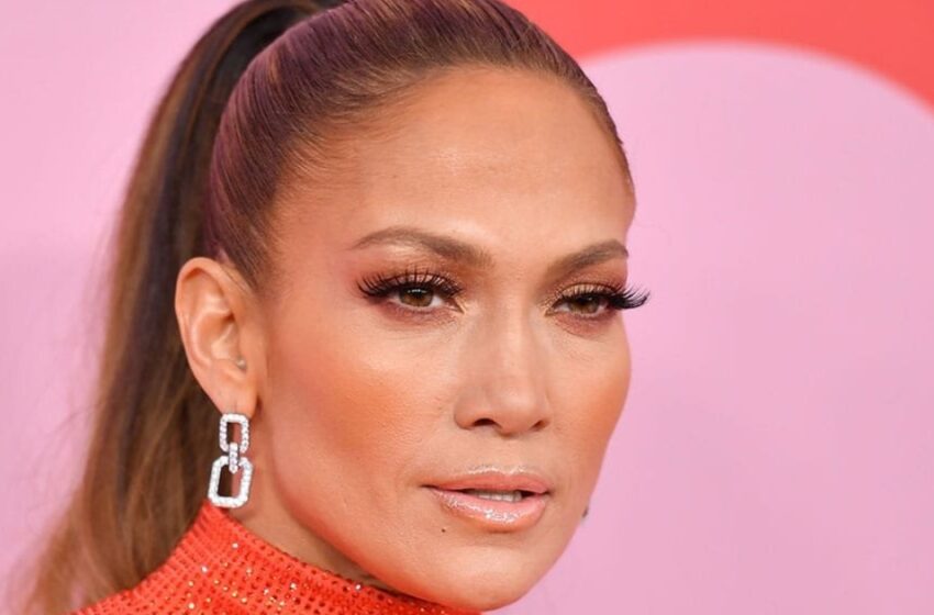  “Hanging Belly And Cellulite On The Hips”: The Paparazzi Showed What J. Lo’s Figure Looks Like Without Photoshot And Retouching!