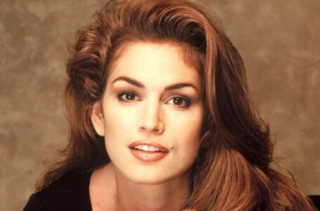 Even At 55, She Impresses Everyone With Her Perfect forms: Cindy Crawford Shared New Photos In a Swimsuit!