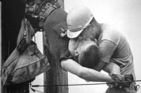 “Kiss Of Life” 1967: Details And History Of The Famous Photograph!