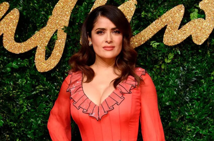  “Impossible to look away”: 57-year-old Salma Hayek stunned fans with her voluptuous figure in a swimsuit