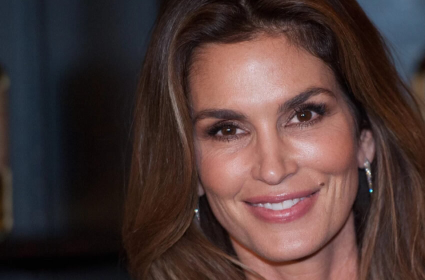  “In a Spicy Swimsuit And Without Makeup”: Rare Bikini Shots Of 58-Year-Old Cindy Crawford From Her Recent Vacation!