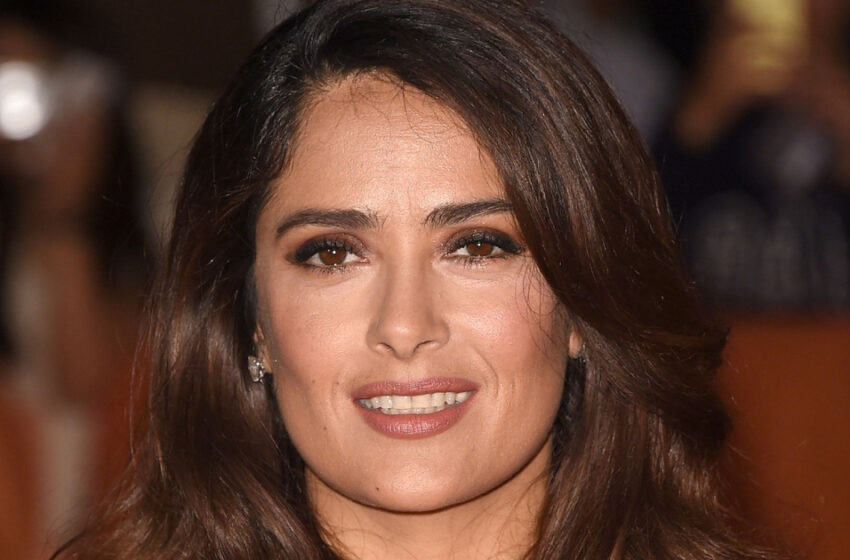  “The Pose That Will Never Go Out Of Style!”: Salma Hayek Compared Her Figure In a Swimsuit With The One She Had Two Decades Ago!