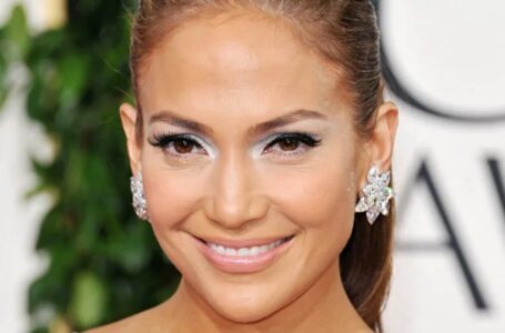 “Without Makeup And Filters”: 51-Year-Old Jennifer Lopez Shared a Bold Photo From The Bathroom!