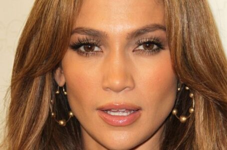 “Looks Distressing”: Honest Photos of Jennifer Lopez Without Photoshop Shock Fans