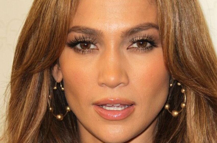  “Looks Distressing”: Honest Photos of Jennifer Lopez Without Photoshop Shock Fans