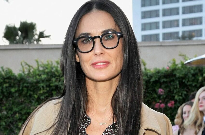  Ant padorumo ribos. 60-metė Demi Moore pademonstravo stulbinančią figūrą su mažyčiu bikiniu.