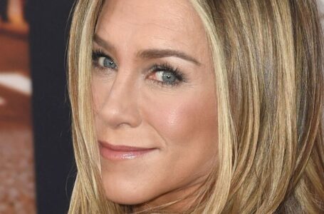 „Suknelė atrodo per daug provokuojanti“: Jennifer Aniston su permatoma mini suknele sukėlė sąmyšį