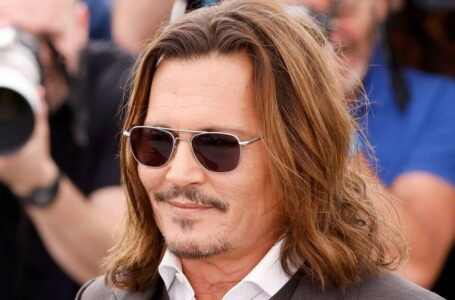 „Ir štai būsimas širdžių ėdikas. Johnny Depp išvaizda prieš šlovę sugeba nustebinti kiekvieną.“