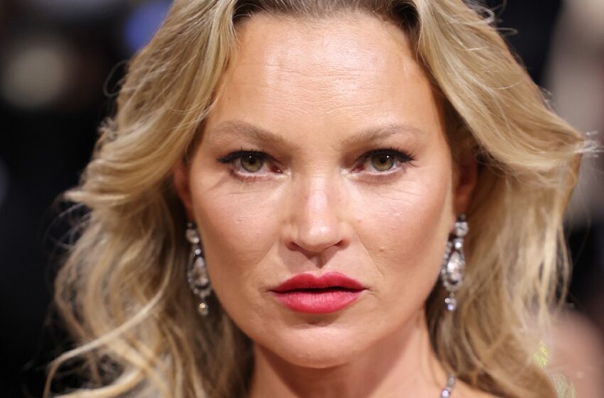  „Giliai įsirėžę raukšlės ir sugadinti dantys“: 49 metų supermodelis Kate Moss nepanaši į save naujose nuotraukose!