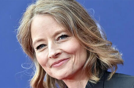 “Viņa kļūst arvien labāka ar vecumu”: paparaci nofotografēja 61 gadu veco Jodie Foster bez kosmētikas un filtriem!