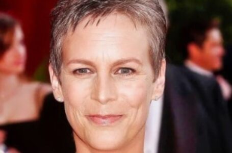 Jamie Lee Curtis nustebina plunksnuota juoda suknele, gerbėjai ją lygina su varnu!