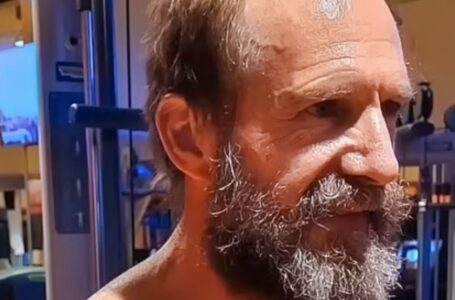 Holivudo žvaigždės transformacija naujam vaidmeniui kelia visų susidomėjimą: kas šis raumeningas ir barzdotas vyras?