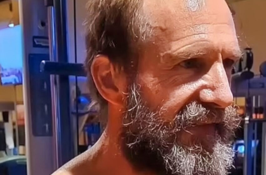 Holivudo žvaigždės transformacija naujam vaidmeniui kelia visų susidomėjimą: kas šis raumeningas ir barzdotas vyras?