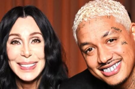 Cher, 78 gadi, iziet kopā ar līgavaini un dēlu no iepriekšējām attiecībām!: Fani reaģē uz vecuma starpību un drosmīgo ģimenes iziešanu!