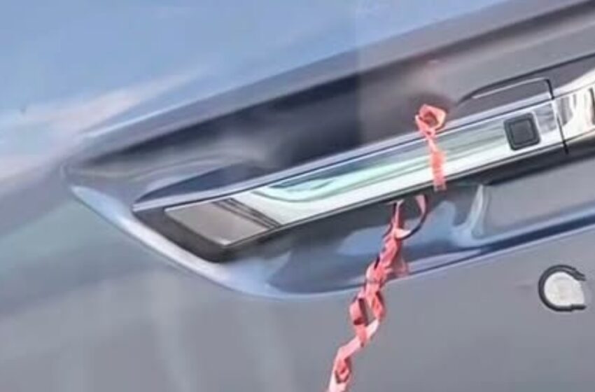  Neparasta mīkla: Ko nozīmē šis dīvainais lentes gabals uz mana auto durvīm?