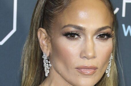 J.Lo pastebėta su aptemptomis tamprėmis – gerbėjai diskutuoja apie jos pasikeitusią figūrą