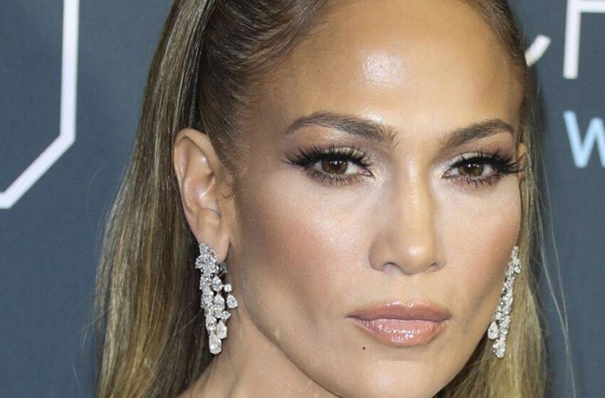 J.Lo pastebėta su aptemptomis tamprėmis – gerbėjai diskutuoja apie jos pasikeitusią figūrą