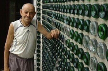„Aštuoni tūkstančiai šampano butelių ir ryški vaizduotė“: vyras pasirinko alternatyvų būdą pastatyti kotedžą!