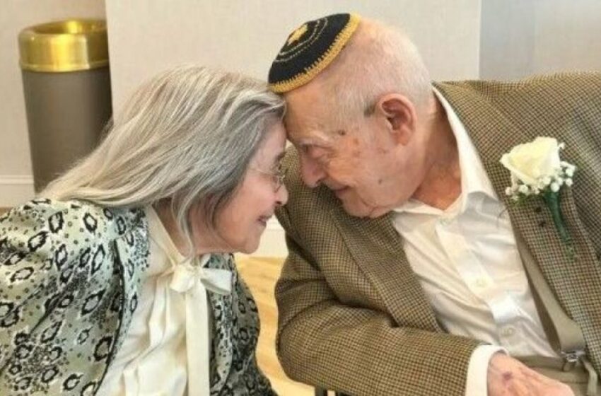 „Meilei niekada nevėlu“: 102 metų moteris ištekėjo už savo 100-mečio mylimojo slaugos namuose!