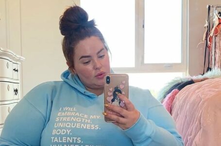 “154 kg modele”: Paparaci nofotografēja Tesu Holideju peldkostīmā, kad viņa atpūtās pludmalē!