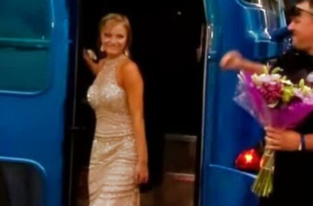 Aizsaulē aizgājuša policista meita saņem sirsnīgu balles pārsteigumu no viņa bijušajiem kolēģiem!: Skaties sirdi aizkustinošo mirkli fotogrāfijās!