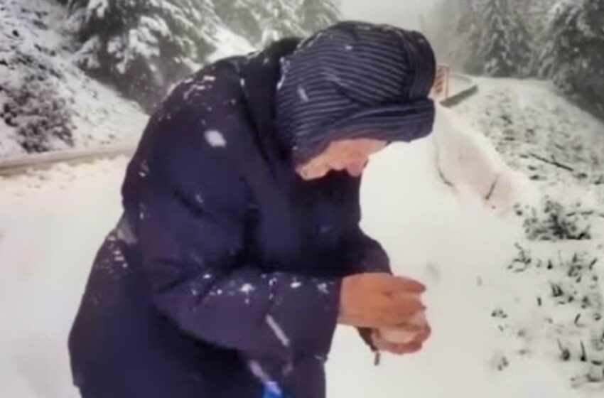 101 gadus vecā māte aizkustina sirdis, apstādinot auto tikai, lai paspēlētos sniegā!: Skaties šo sirsnīgo brīdi!