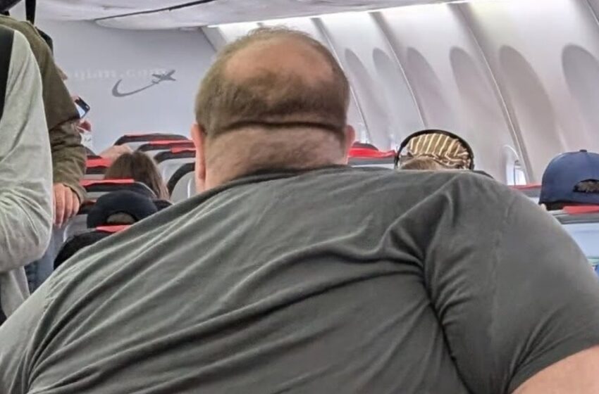  Aviokompānijas sēdvieta izraisa sašutumu: vīrusa fotoattēli ar plus izmēra pasažieri uzkurina debates par vienlīdzību ceļošanā!