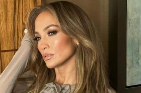 J.Lo spindi ryškiai būdama 55-erių, o kritikai negali susitaikyti su jos drąsiu nauju įvaizdžiu! Kaip ji atrodo?