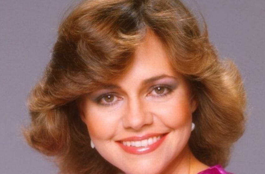  78-erių Sally Field susidūrė su žiauriais „bjauriais“ komentarais dėl natūralaus senėjimo!: Kaip ji atrodo dabar?