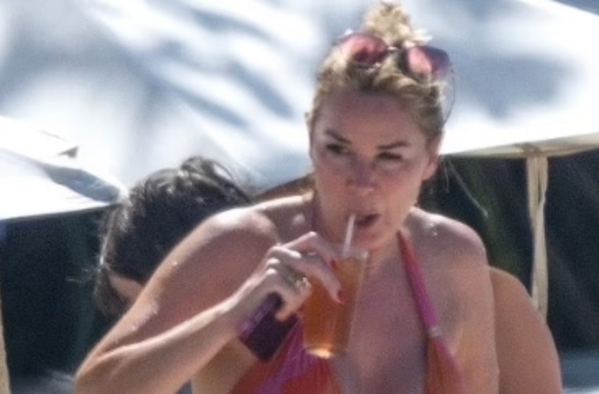  Starojoša 53 gadus veca TV zvaigzne satriec košā bikini atpūtā Barbadosā!: Vai varat uzminēt, kas viņa ir?