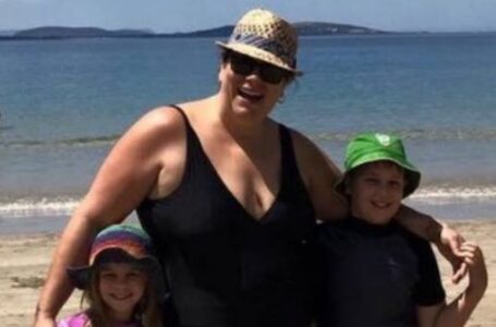 Mama padaro mielą nuotrauką su vaikais: tada pamato ką nors, kas priverčia ją vėl paimti fotoaparatą!