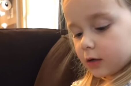 Mažoji mergaitė dainuoja „Tu esi mano saulė“ savo mylimam katinėliui, kai jis miršta!: širdį veriantis atsisveikinimas!