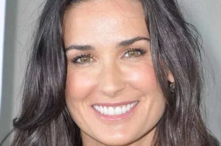 „Pašalino tą keistą skruostų užpildą“: 62-ejų Demi Moore nustebino gerbėjus atskleidusi savo naują išvaizdą!