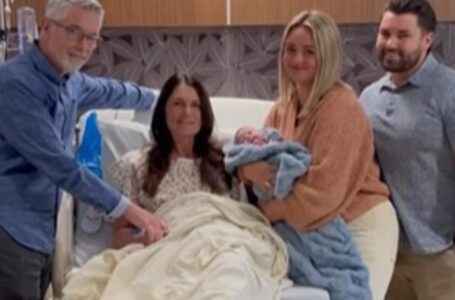 Močiutė tampa surogatine motina savo sūnui ir nuotakai!: Ji tai vadina „nuostabia ir dvasinga patirtimi“