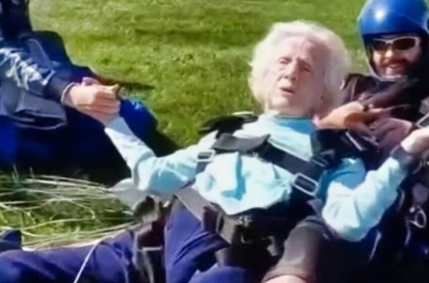  Bepaikštė moteris, 104 metų, pagerina rekordą kaip vyriausia šuolininkė parašiutu!: Žiūrėkite neįtikėtiną šuolį!