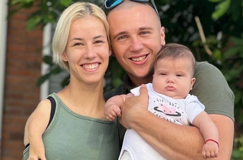  „Ji maitinasi ir rūpinasi dukra naudodama kojas“: Kaip moteris, gimusi be rankų, susitvarko su namų ruošos darbais?