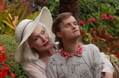 Ikoniška žvaigždė, 92 metų, atsidavusi savo 42 metų sūnui su Dauno sindromu!: Sužinokite daugiau apie jų širdžiai mielą istoriją!