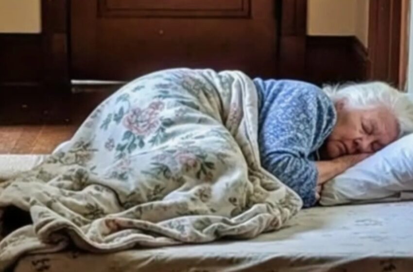  Grįžau namo anksčiau ir radau savo sergančią motiną miegančią ant grindų: tai, ką mano vyras pasakė vėliau, pakeitė VISKĄ